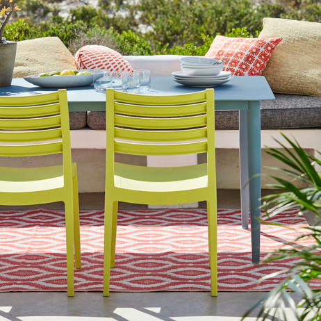 Ran an die Gartenmöbel mit den Farben von Little Greene