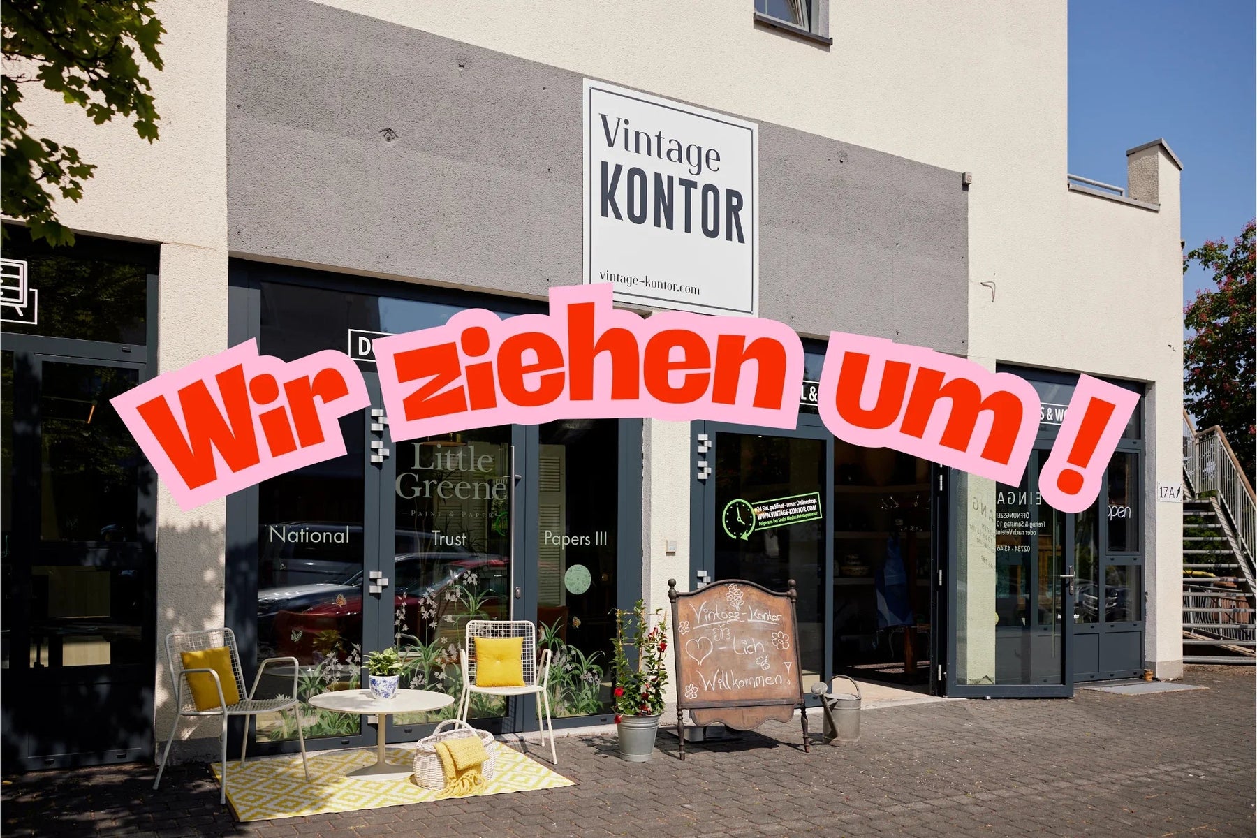 Vintage Kontor Geschäftsfassade mit großem Umzugs-Hinweis 'Wir ziehen um!', nachhaltiger Vintage-Lifestyle Store mit Dekoration, Möbeln und Little Greene Farben.