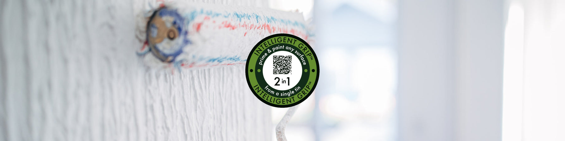 Farbroller streicht weiße Wand, Fokus auf Struktur, Little Greene Farben, Vintage Kontor