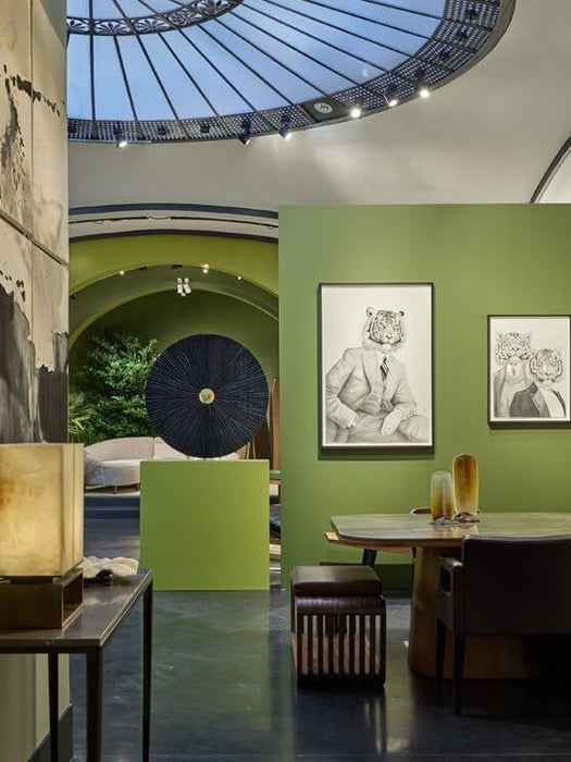 Vintage Wohnzimmer mit grüner Wand, runden Kunstwerken und Dachfenster, nachhaltige Deko