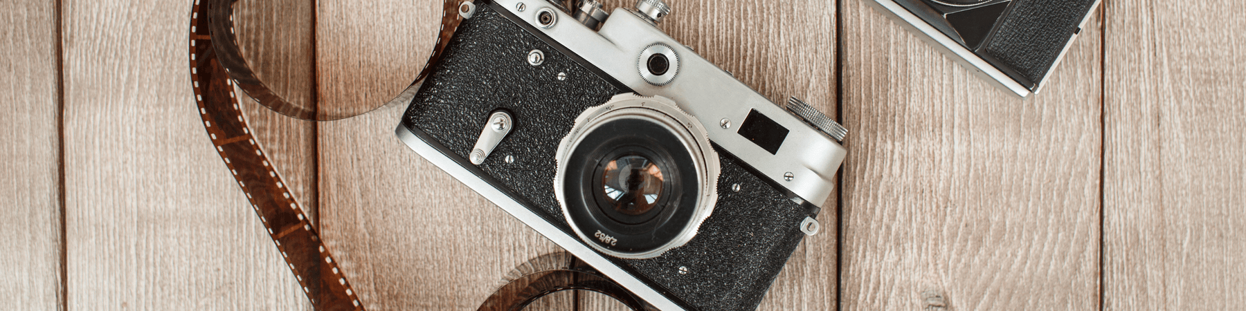 Vintage Kamera und Film auf Holz, Fotoprop im Vintage Kontor für nachhaltiges Shooting