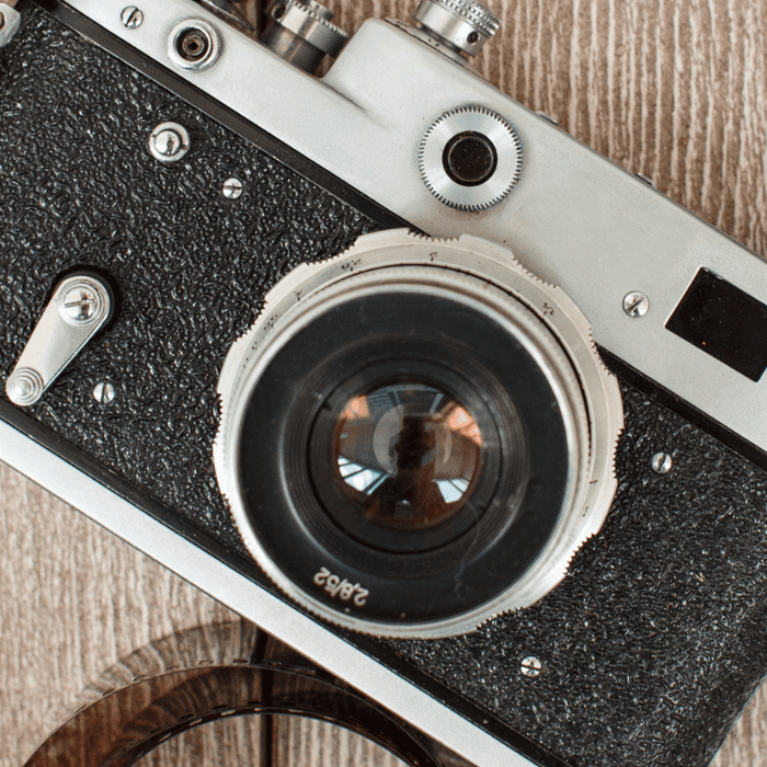 Vintage Kamera und Film auf Holz, Fotoprop im Vintage Kontor für nachhaltiges Shooting