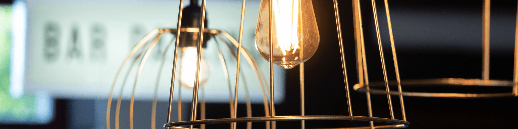 Vintage Kontor Detail: Industrielle Retro-Lampen mit Glühbirne, stilvolle Eventlocation