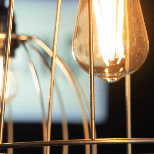 Vintage Kontor Detail: Industrielle Retro-Lampen mit Glühbirne, stilvolle Eventlocation