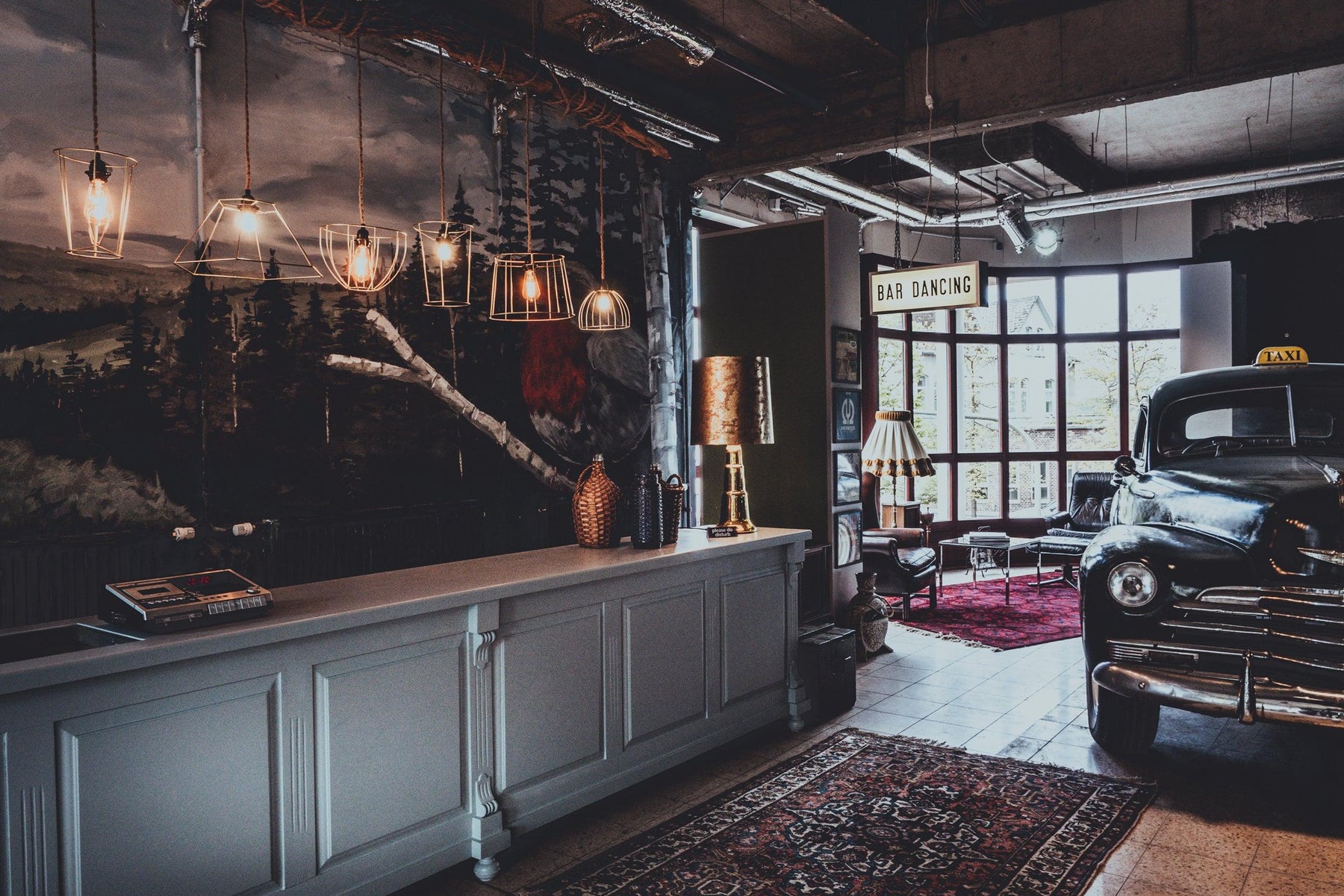 Vintage Kontor Concept Store mit Retro-Taxi, Bar-Theke, dekorativer Beleuchtung und Vintage-Möbeln