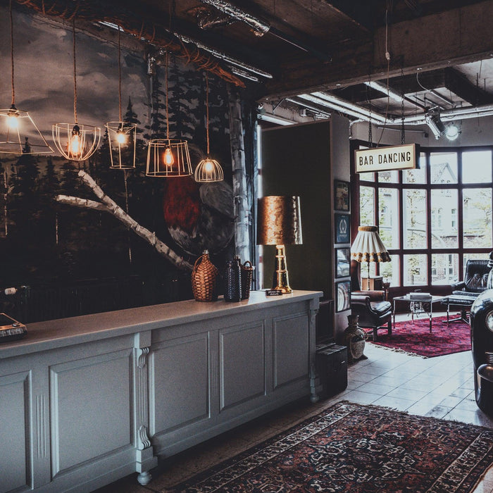 Vintage Kontor Concept Store mit Retro-Taxi, Bar-Theke, dekorativer Beleuchtung und Vintage-Möbeln