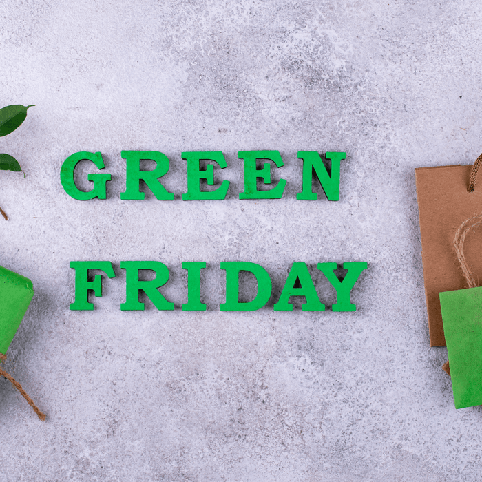 Green Friday bei Vintage Kontor: Nachhaltige Geschenke, braune Papiertüten und grüne Deko.
