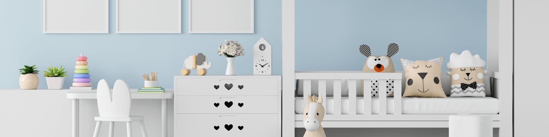 Modernes Kinderzimmer mit weißen Vintage-Möbeln, Deko-Kissen und Pflanzen, Vintage Kontor