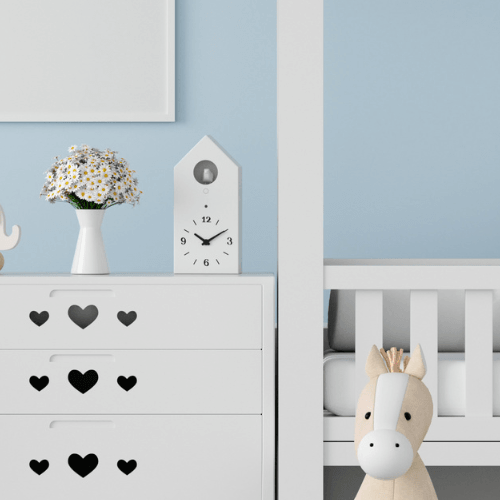 Modernes Kinderzimmer mit weißen Vintage-Möbeln, Deko-Kissen und Pflanzen, Vintage Kontor