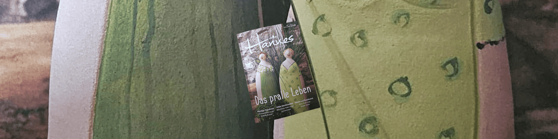 Magazincover mit Vintage-Deko-Figuren in grünen Kleidern, nachhaltiger Vintage Kontor Stil