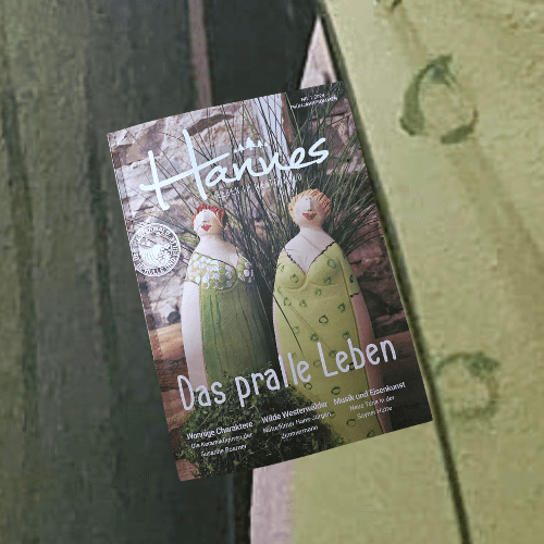 Magazincover mit Vintage-Deko-Figuren in grünen Kleidern, nachhaltiger Vintage Kontor Stil