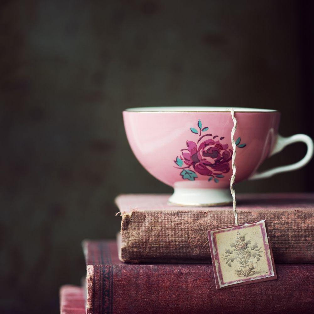 Vintage Teetasse mit Blumenmuster auf alten Büchern, nostalgische Deko bei Vintage Kontor