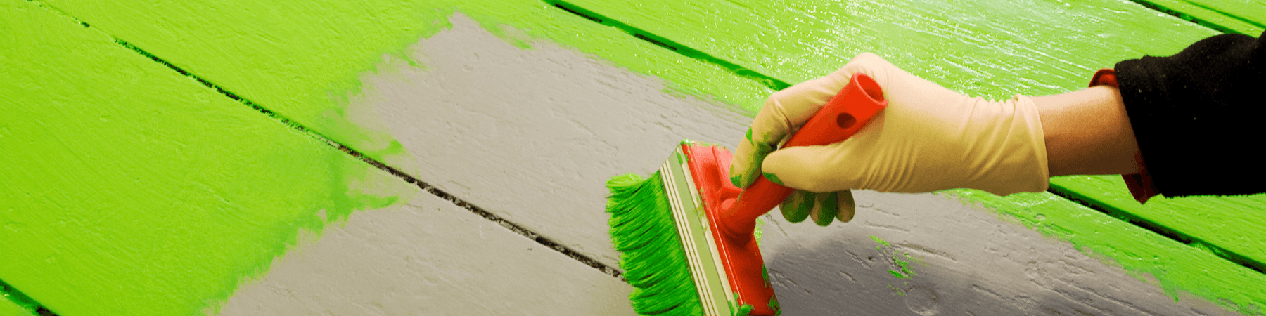 Hand mit Handschuh streicht Holzboden mit grüner Farbe, Upcycling, Vintage Kontor