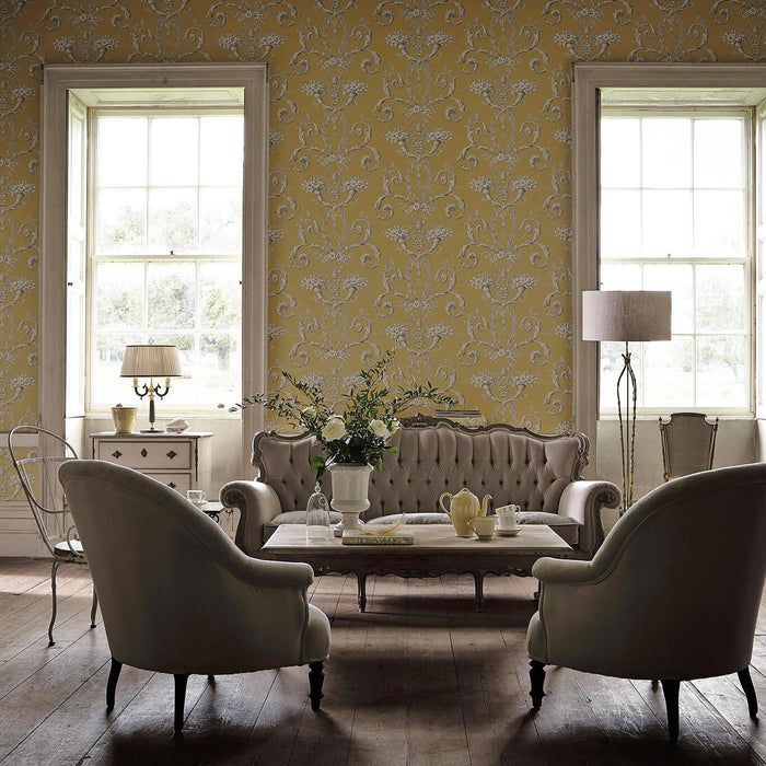 Vintage Wohnzimmer mit gelber Little Greene Tapete, antiken Möbeln und Holzfußboden bei Vintage Kontor