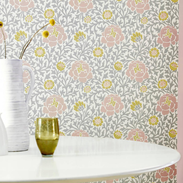 Vintage Blumentapete in Rosa und Gelb, Tisch mit Vase und Glas, Little Greene bei Vintage Kontor