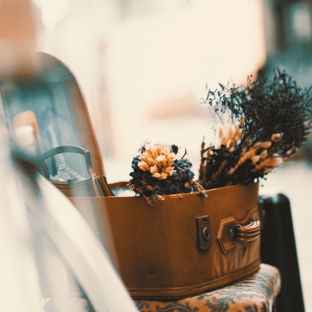 Vintage Koffer mit Trockenblumen, nachhaltige Dekoration im Vintage Kontor Stil