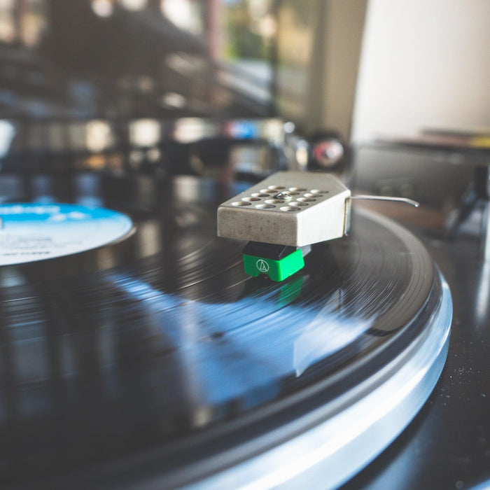 Vintage Schallplattenspieler mit Vinyl, Detailaufnahme bei Vintage Kontor