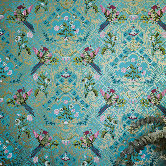 Blaue Vintage Tapete mit Vogel- und Blumenmuster von Little Greene, dahinter Trockenblumen.
