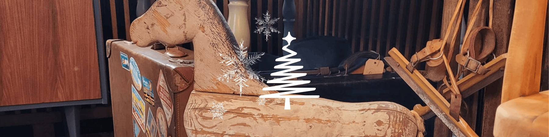 Vintage Schaukelpferd und Koffer mit Stickern, Weihnachtsdeko, nachhaltiges Interior bei Vintage Kontor