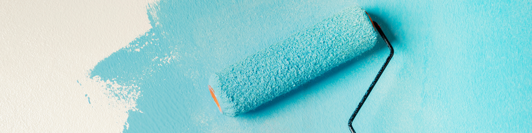 Wand wird mit blauer Farbe und Farbroller gestrichen, nachhaltiges Upcycling bei Vintage Kontor