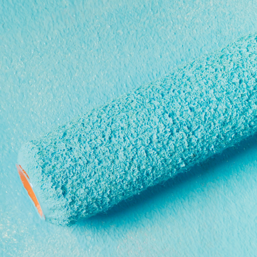 Wand wird mit blauer Farbe und Farbroller gestrichen, nachhaltiges Upcycling bei Vintage Kontor