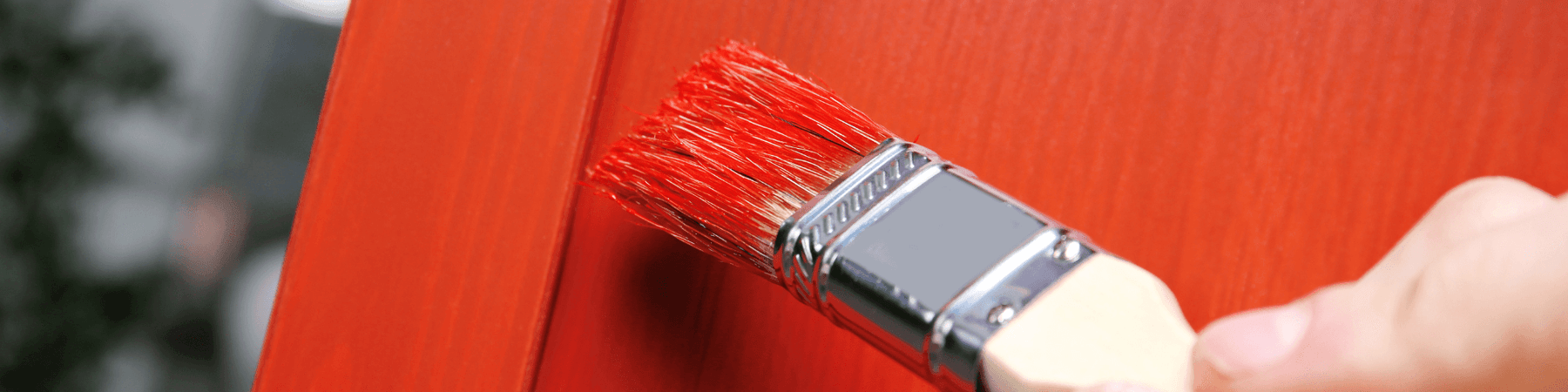 Holzmöbel wird mit roter Farbe lackiert, Vintage Upcycling bei Vintage Kontor