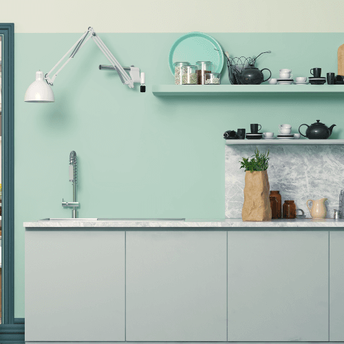 Helle Vintage Küche mit Mintgrün, offenen Regalen, Marmorrückwand und Retro-Deko