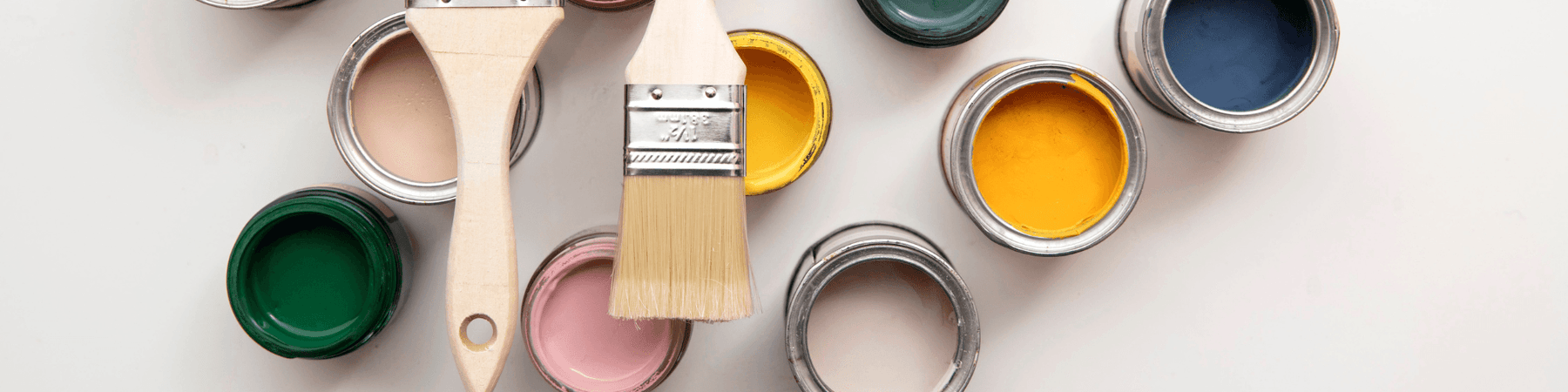 Verschiedene geöffnete Farbdosen in Grün, Gelb, Blau und Rosa mit zwei Pinseln, Vintage Kontor Farben.