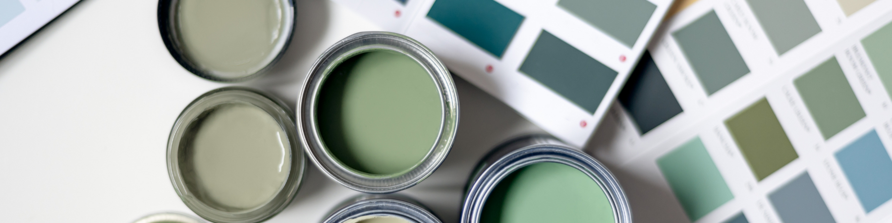 Offene Farbdosen in Grüntönen neben Farbfächer, Little Greene Farben bei Vintage Kontor