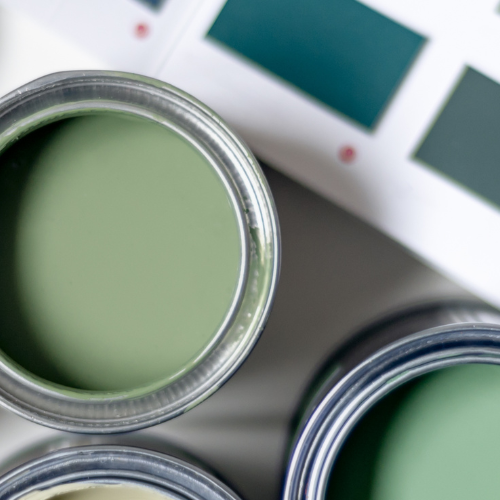 Offene Farbdosen in Grüntönen neben Farbfächer, Little Greene Farben bei Vintage Kontor