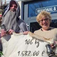 Zwei Personen vor Geschäft Vintage Kontor, halten Spendenschild für Siegtal Musicals e.V., nachhaltiges Event