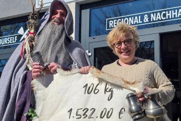 Zwei Personen vor Geschäft Vintage Kontor, halten Spendenschild für Siegtal Musicals e.V., nachhaltiges Event