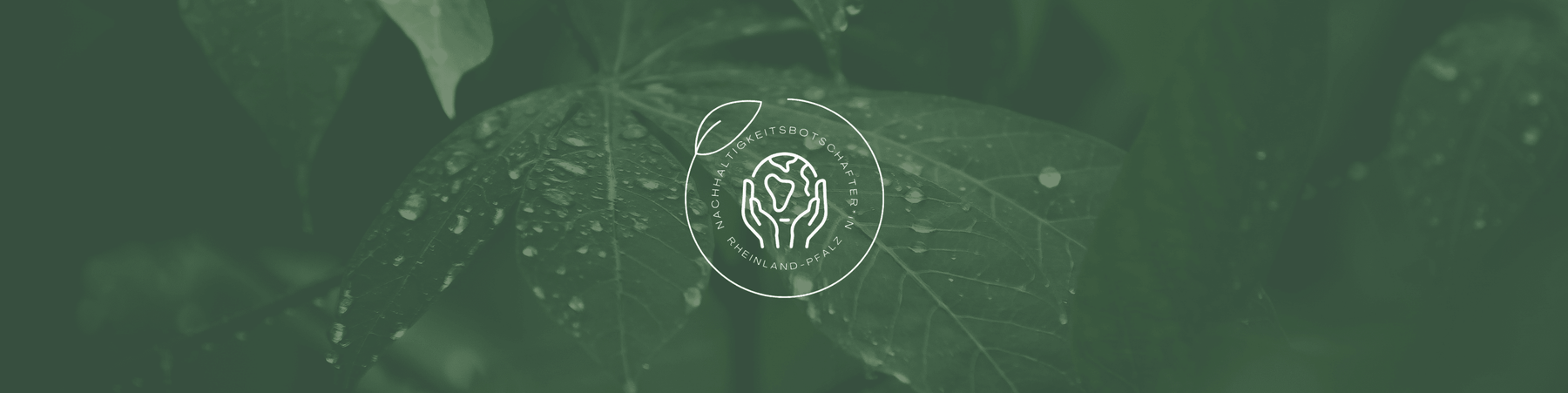 Grünes Blatt mit Wassertropfen, nachhaltiges Vintage Kontor Logo als Overlay