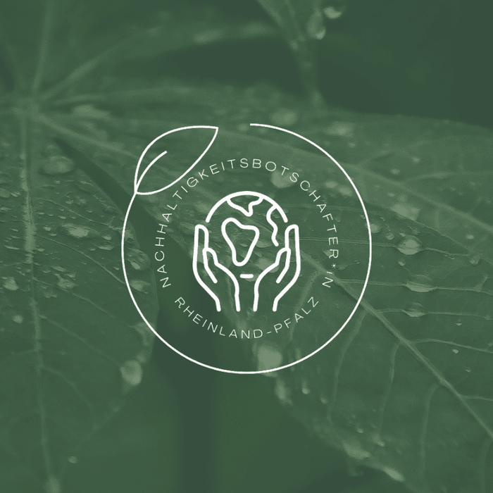 Grünes Blatt mit Wassertropfen, nachhaltiges Vintage Kontor Logo als Overlay