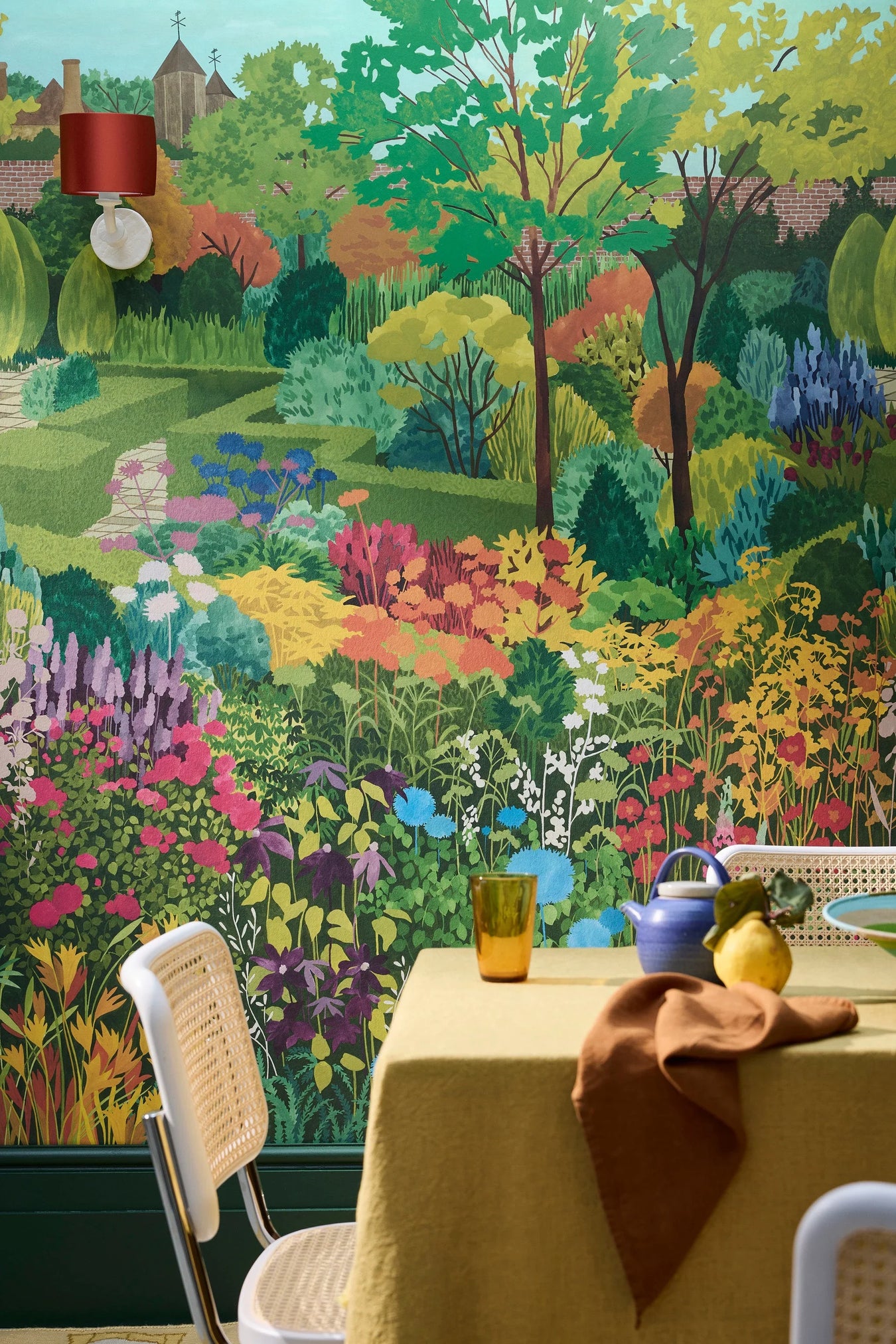 Bunte Tapete von Little Greene mit Gartenmotiv, Tisch mit Deko im Vintage Kontor Stil
