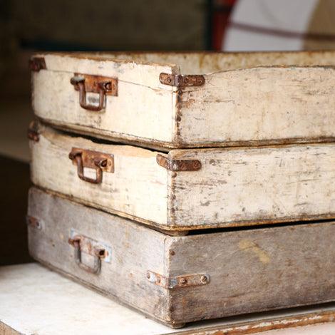 Drei gestapelte Vintage-Holzkisten mit Metallgriffen, rustikale Aufbewahrung, Vintage Kontor