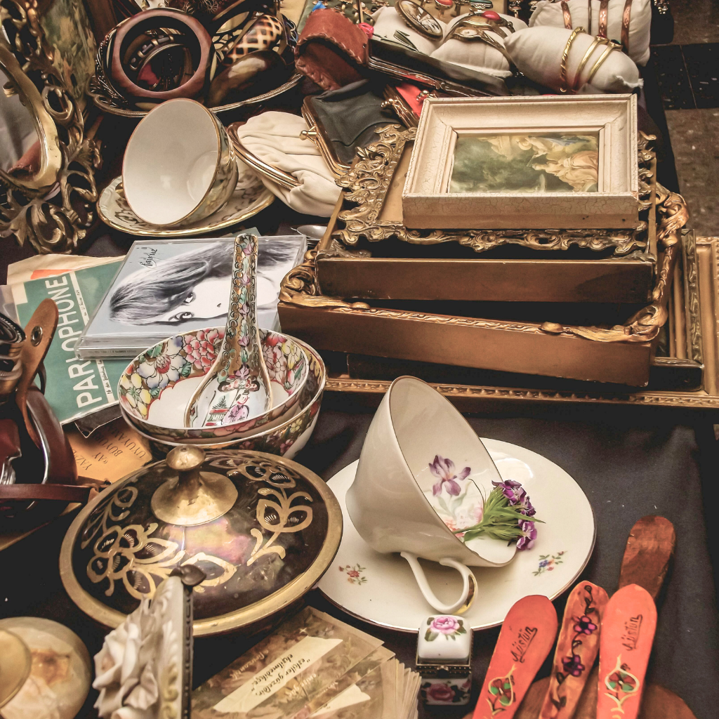 Zwei vintage Herzformen aus Metall vor Holzfächern, Vintage Kontor Dekoration