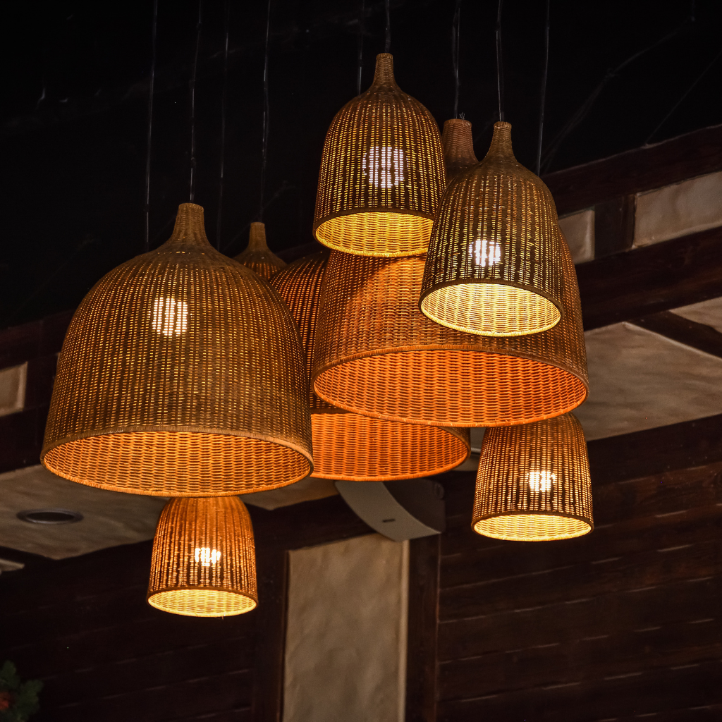 Vintage Petroleumlampe mit rotem Glaseinsatz vor alten Metallkisten, Vintage Kontor Stil