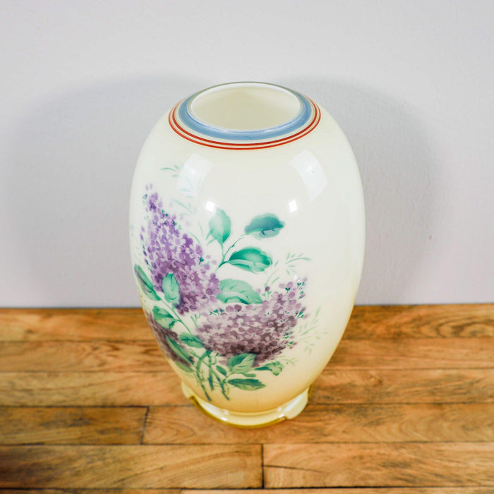 Antike Vase aus Glas um 1900 mit Flieder und Rosen Dekor -