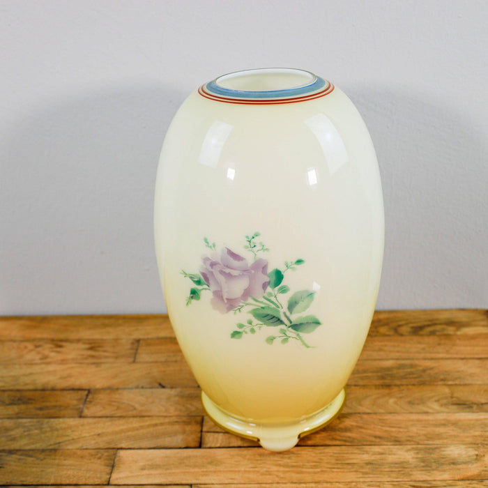 Antike Vase aus Glas um 1900 mit Flieder und Rosen Dekor -