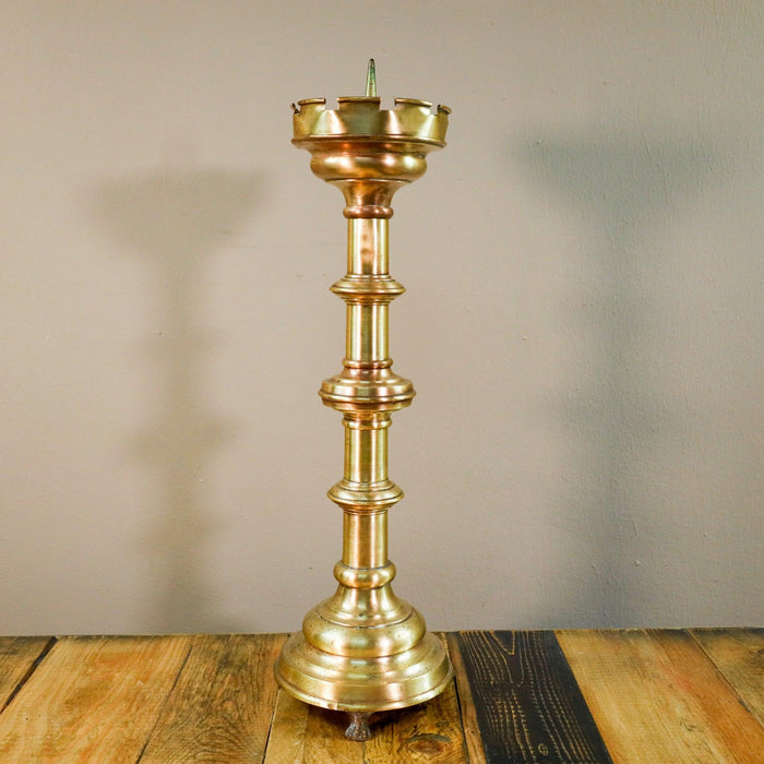 Antiker Kerzenständer aus Messing mit Patina