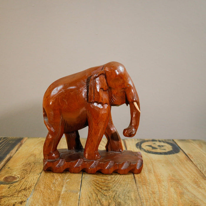 Geschnitzter Elefant aus Holz -