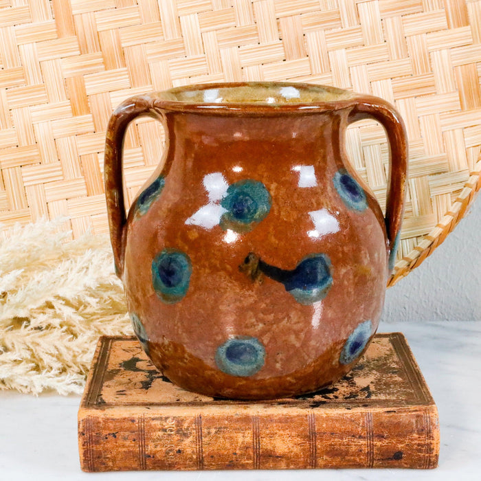 Hübscher Keramiktopf mit blauen Punkten -