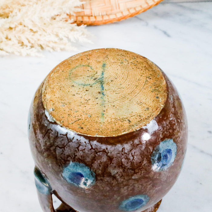 Hübscher Keramiktopf mit blauen Punkten -