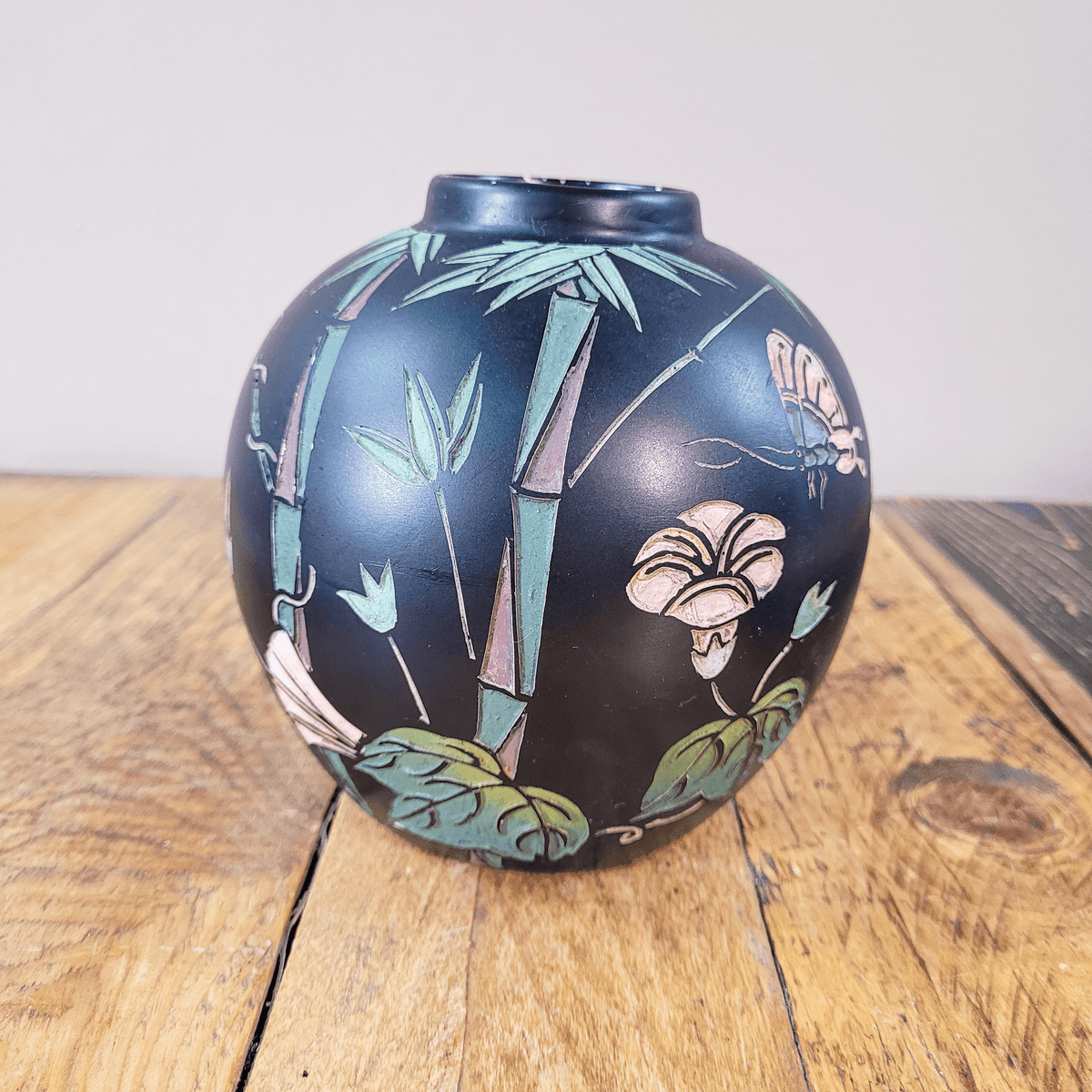 Vase mit Bambus und Schmetterlingen
