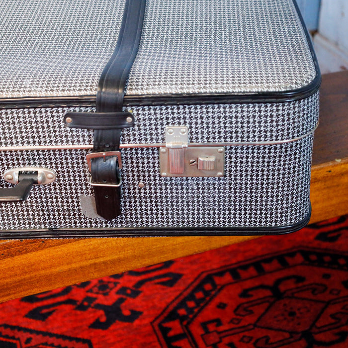 Schwarz/Weißer Koffer im Hahnentrittmuster und Lederriemen-Koffer-Vintage Kontor-Vintage Kontor