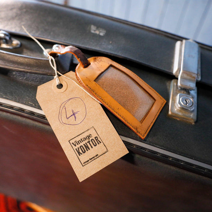 Koffer mit abgerundeten Ecken und Ledertag -