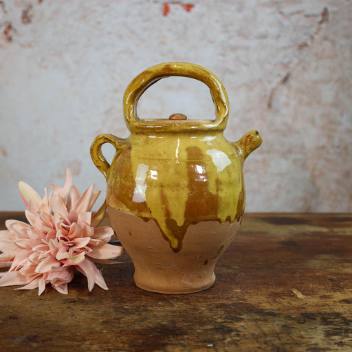 Ländliche Keramik in gelb -