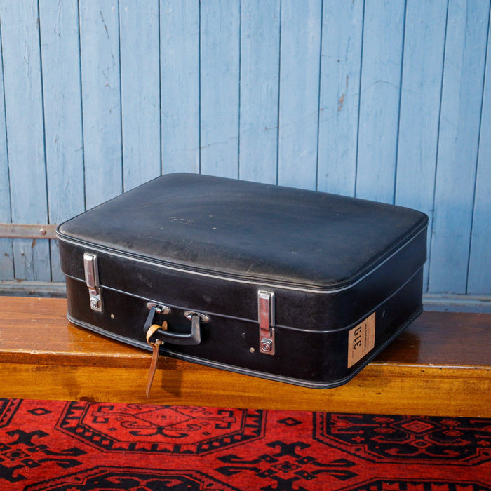 Schwarzer Koffer mit abgerundeten Ecken und Ledertag-Koffer-Vintage Kontor-Vintage Kontor