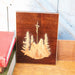 Vintage Holzbild mit Bergszene und Gipfelkreuz -